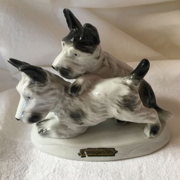 Domaine La Buissonnière - Cabinet de curiosité - Chiots en porcelaine