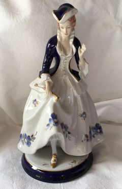 Domaine La Buissonnière - Cabinet de curiosité - Statuette en porcelaine