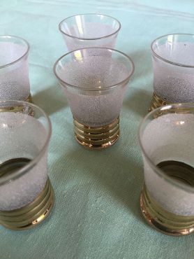 Domaine La Buissonnière - Cabinet de curiosité - Petits verres vintage