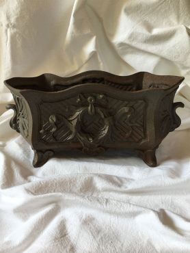 Domaine La Buissonnière - Cabinet de curiosité - Cache-pot en fonte